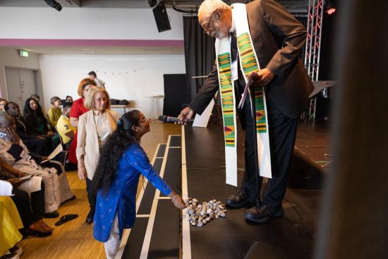 Rev. Edwin C. Sanders and a young woman from India honouring a person who lost their life to an AIDS-related condition. Photo MCK/WCC